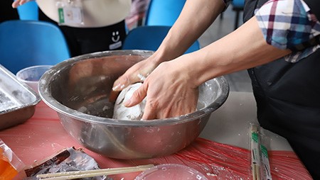 正月十五鬧元宵，歡歡喜喜包湯圓